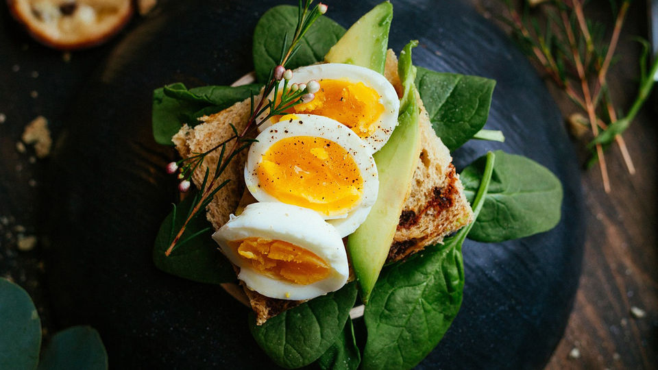 ほうれん草、アボカド、卵のマジカルトリオトースト